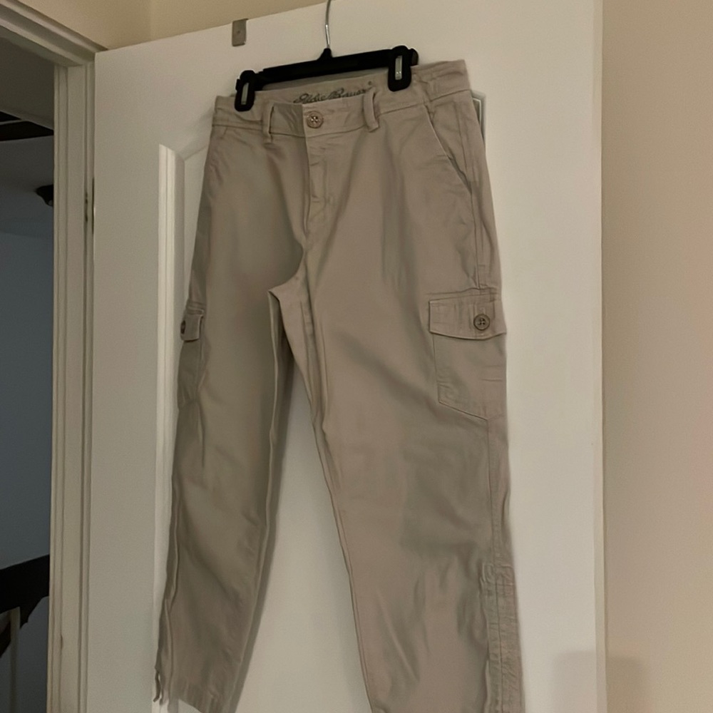 Women’s Eddie Bauer cropped cargo pants.